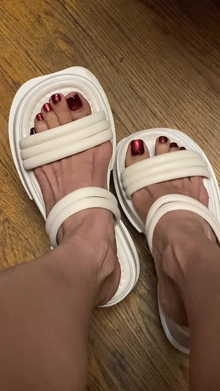Melove Sexy Small Feet in Her White Sandals