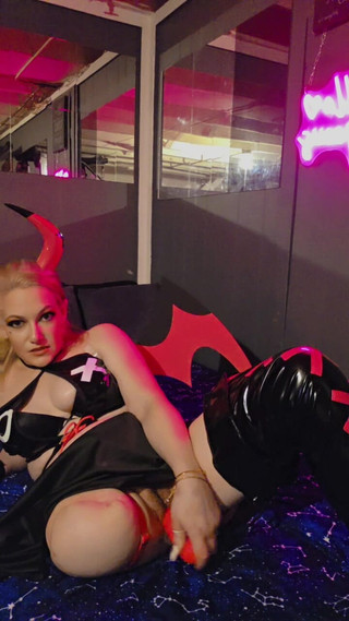 Blonde Ak Amputee Masterbating & Cumming W/ Bare Stump, Ahegao Face in Cosplay