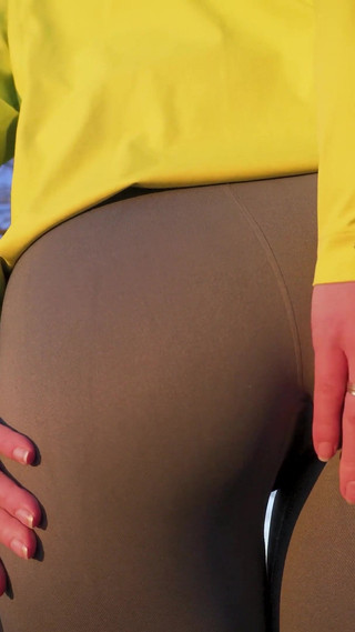 Teen Japanese Showing off Her PAWG Ass in Tight Leggings Outdoor