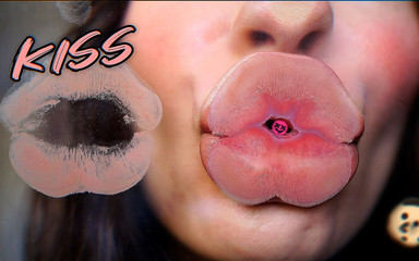 Huge Nude Juicy Kiss
