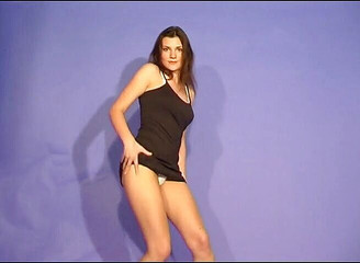 Tempting brunette babe in sensual strip show