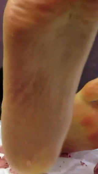 Wurstel Bare Feet Crushing