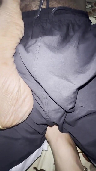 Step Sister Gives a Feet Job for Stepbrother