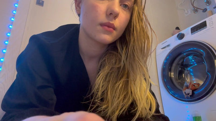 Masturbate Upside Down and Fingering Pussy