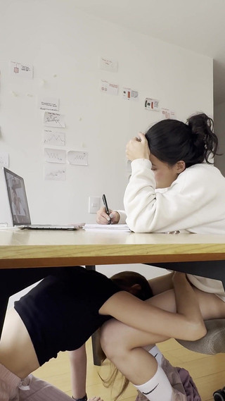 Dos Chicas Se Tocan Durante Una Videollamada Sin Que Nadie Se De Cuenta