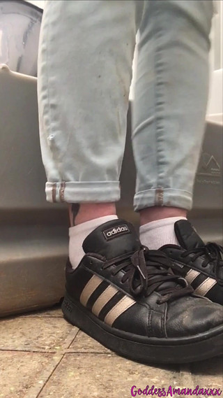 Curvy Brunette Going to the Toilet Four Times