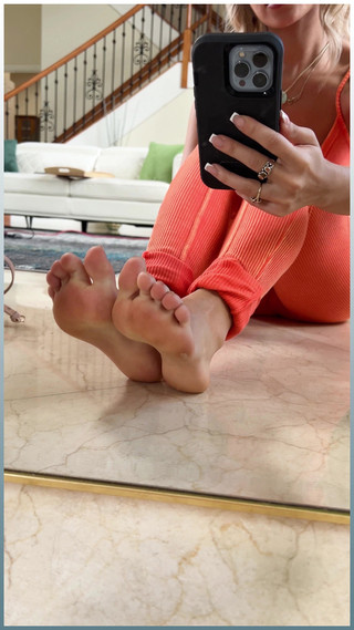 Luna Luxe Wants You to Obsess Over Her Pretty Little Feet and Toes