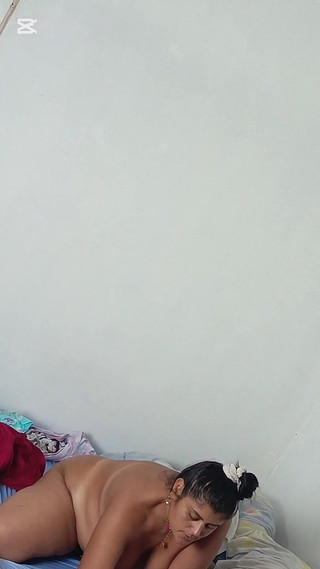 Descubro a Mi Madrastra Alydenalioficial Hablando Por Video Llamada Termino Follandola Y Dejando Su Concha Llena De Semen