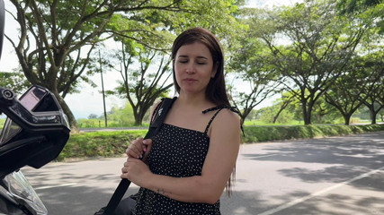 Latina Is Unfaithful to Her Truck Driver Husband for Leaving Her Lying on the Road