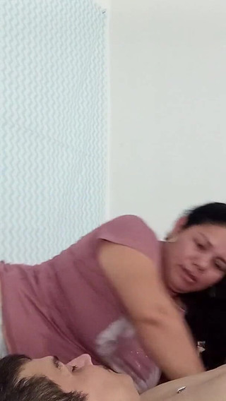 Madurita Mamando Rico, Le Gusta Chupar Hasta La Garganta