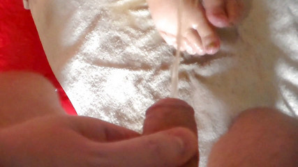 John is peeing all over Jen's feet on the floor