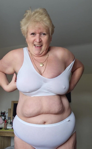 It's a lazy Sunday, and here is my first of many live video catch ups, showing you how I spend my day