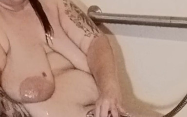 This Construction Worker Get All Dirty with the Biggest Shower Head Vibration Could Get