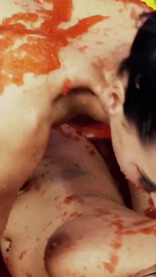 In the bathtub with her friend to play with mud Play with