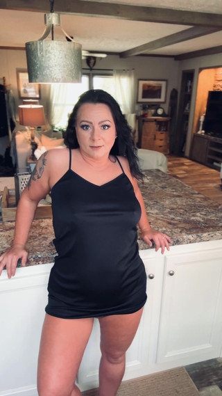 Hot Housewife Plays While Everyone’s Out