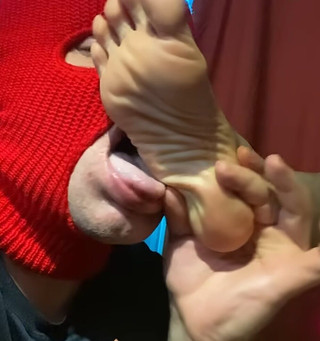 Melove Getting Her Small Feet & Long Toes Eaten by Naelor