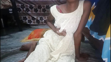 Pados Wale Ladke Ko Bula Ke Raat Me Apni Chut Ki Piyas Bujha Like Bhabhi Ne