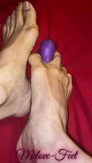 2.melove Playing with Her Dildo Friend with Her Small Feet