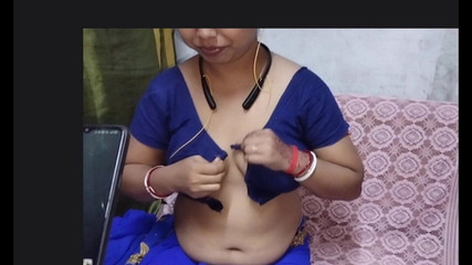 Bhabhi Is Giving a Show by Removing Her Saree