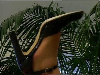 Hot mature woman likes to fuck in sexy nylons and heels