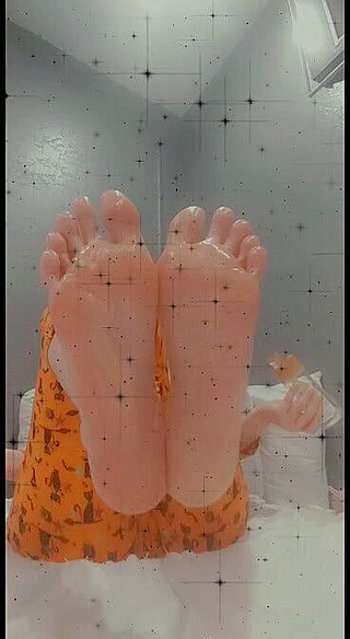 Oiling my cute pink feet NO AUDIO