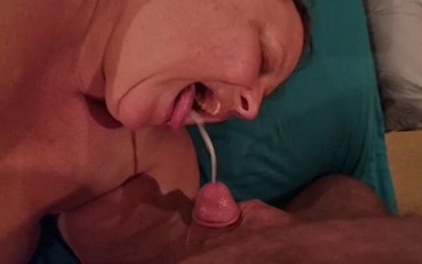 Exhibitionist BBW MILF Shows How to Please