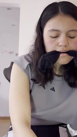 Una Mujer Despues Del Gym Se Calienta Tocando Pies Sudorosos