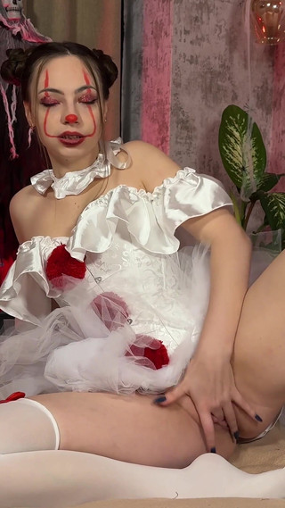 Horny Clown Girl Ellise Sneaks Into the Bedroom and Plays Until She Explodes