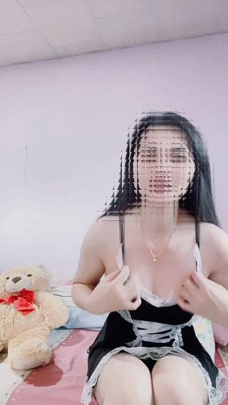 Beautiful Asian Girl Wears a Cosplay Outfit and Shows off Her Beautiful Pussy.