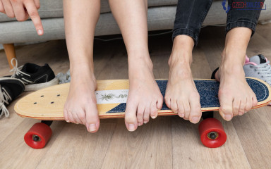 Skating Girls' Sexy Bare Feet