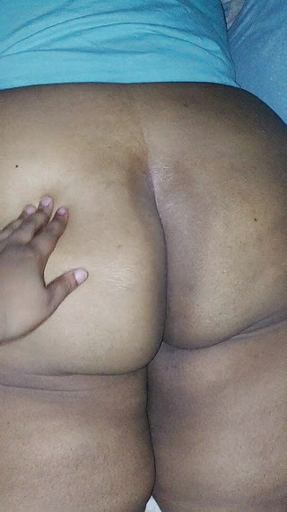 Ebony BBW shakes big ass