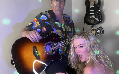 Groupie Gives Rocker a Nice Tip