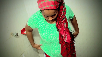 The Lover Went to the Bathroom to Bathe Sex. I Saw Her Bathing Hiding in Her Bath.