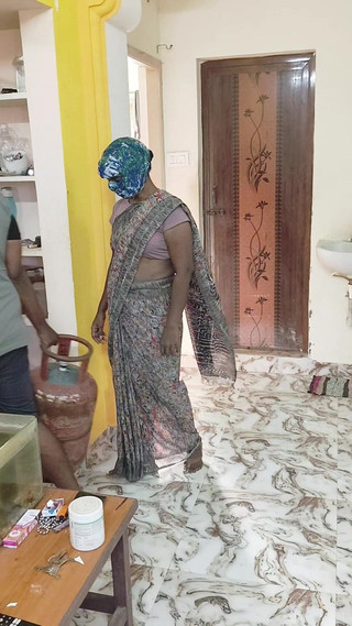 House Wife Fucks the Gas Cylinder Delivery Boy