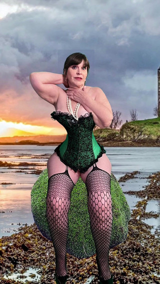 A Granny Highlander’s Foreplay & Dildo Fucking