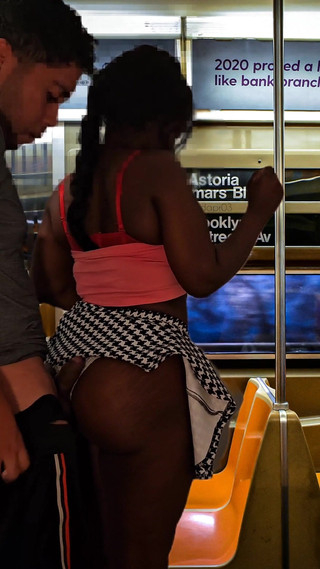 Encoxando a Una Culona Negra En El Metro