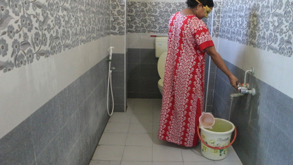 Indian Desi Bhabhi Early Morning Shower