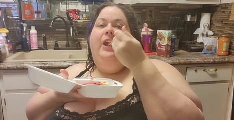 A quick clip of facestuffing and burping