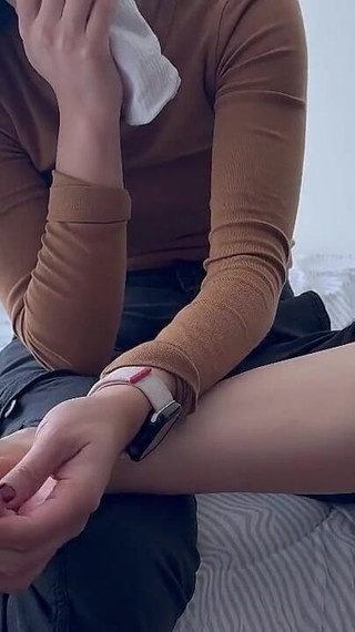 Mujer Se Toca Y Tiene Orgasmos Tocando, Oliendo Y Sintiendo Sus Pies.