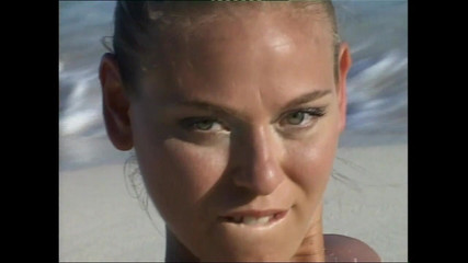 Amazing Slut in Bikini Has Solo Sex in a Tropical Beach