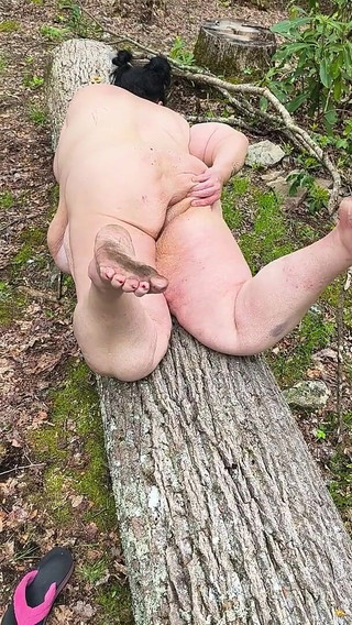 Naked and Dirty Feet She Knows How to Get You to Beat Your Meat