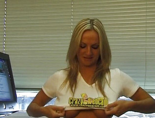 NO AUDIO - Stunning colored haired babe has an amazing body