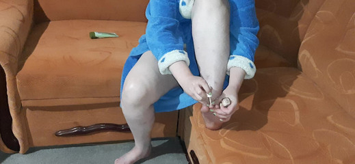 Accidental Flash of Stepmoms Pussy