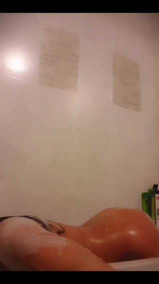 Juicy Ass Waiting in Bathtub